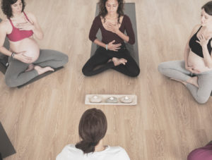 femmes qui font du yoga pendant la grossesse à Marseille